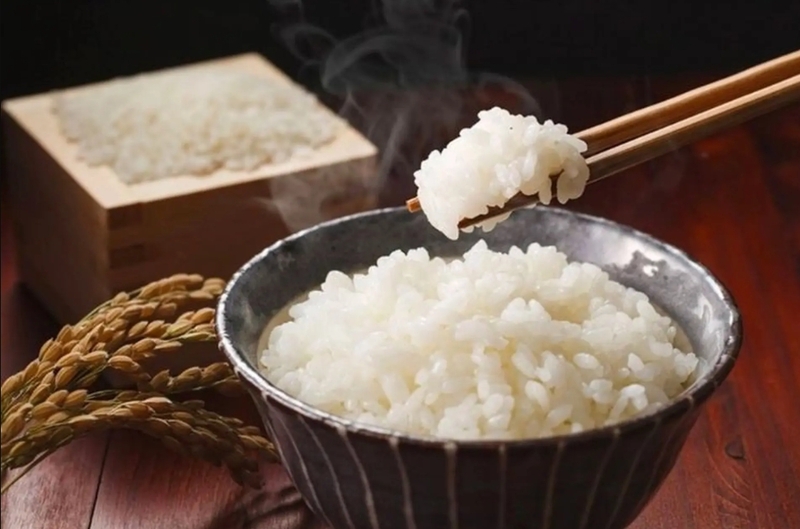 Cơm trắng nấu chín có khoảng 130 calo trong mỗi 100g, nên cần ước lượng khẩu phần trước khi ăn.