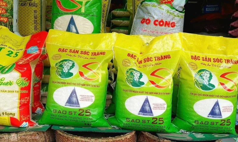Người mua nên kiểm tra bao bì, nguồn gốc, ngày đóng gói, hạt gạo và uy tín nơi bán trước khi chọn gạo ST25.