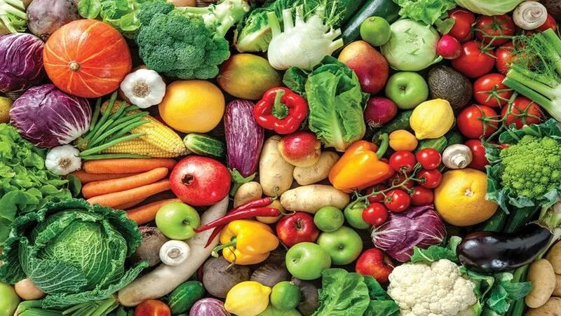 Rau xanh và trái cây ít ngọt giúp tăng chất xơ, hỗ trợ kiểm soát cân nặng và lipid máu.
